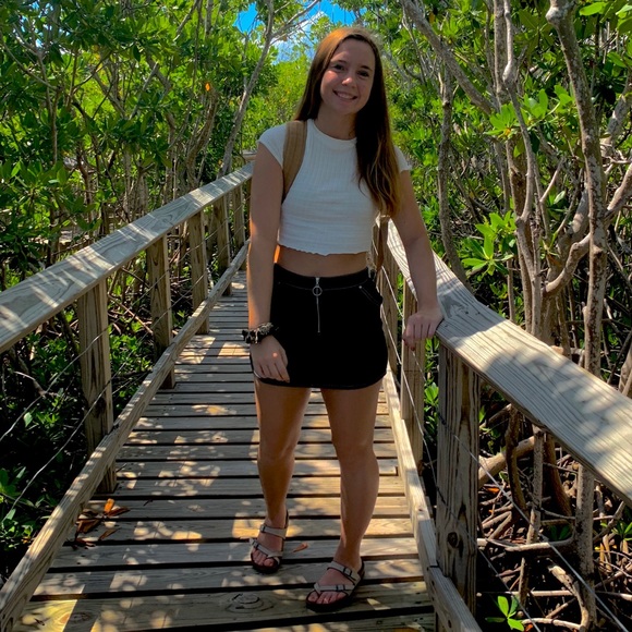 Meet your Posher, Alyssa // MAKE OFFERS ON CLOSET - Picture 4 of 6